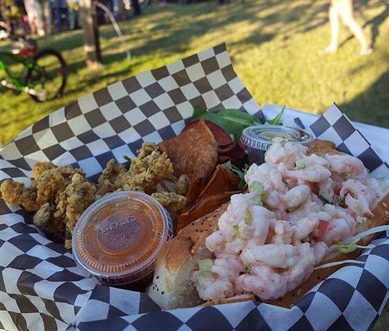Shrimp roll, calamari, chips &amp; salad (Photo by jonasofott)