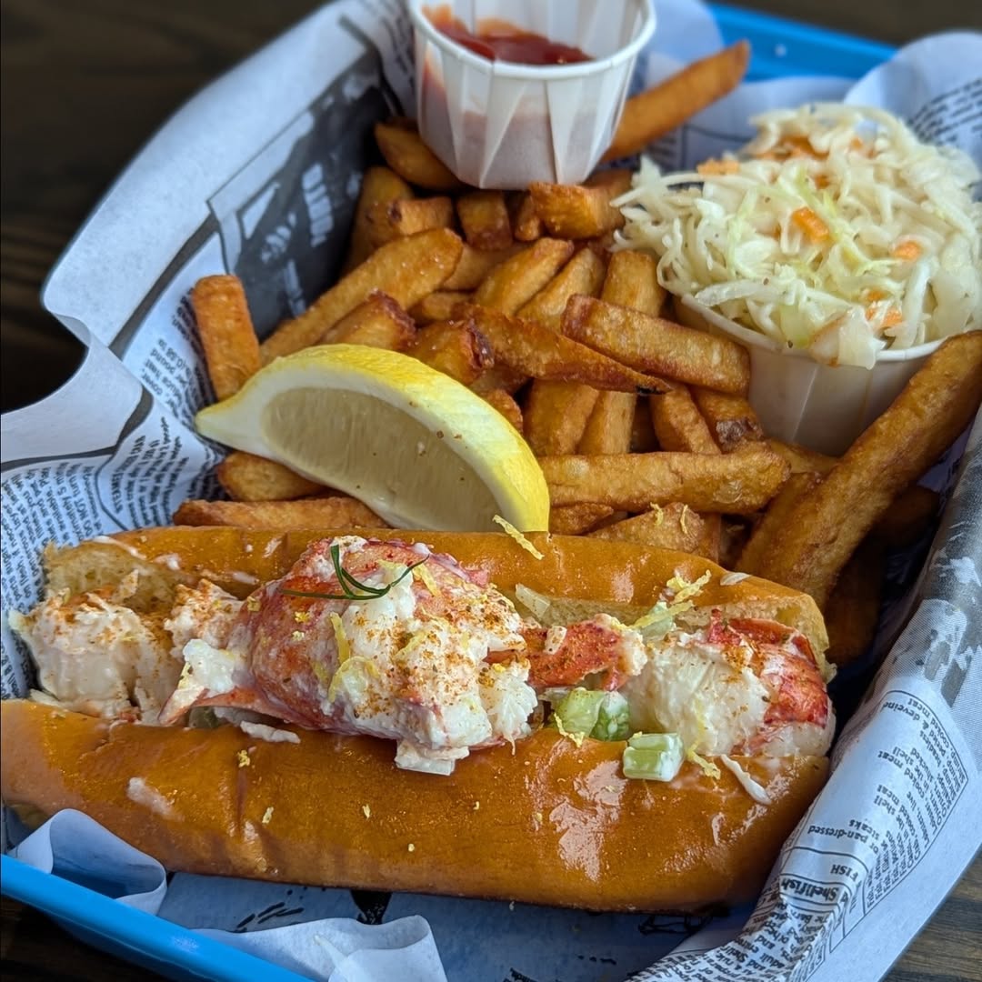 Ad Mare lobster roll served in a Friendlier reusable container